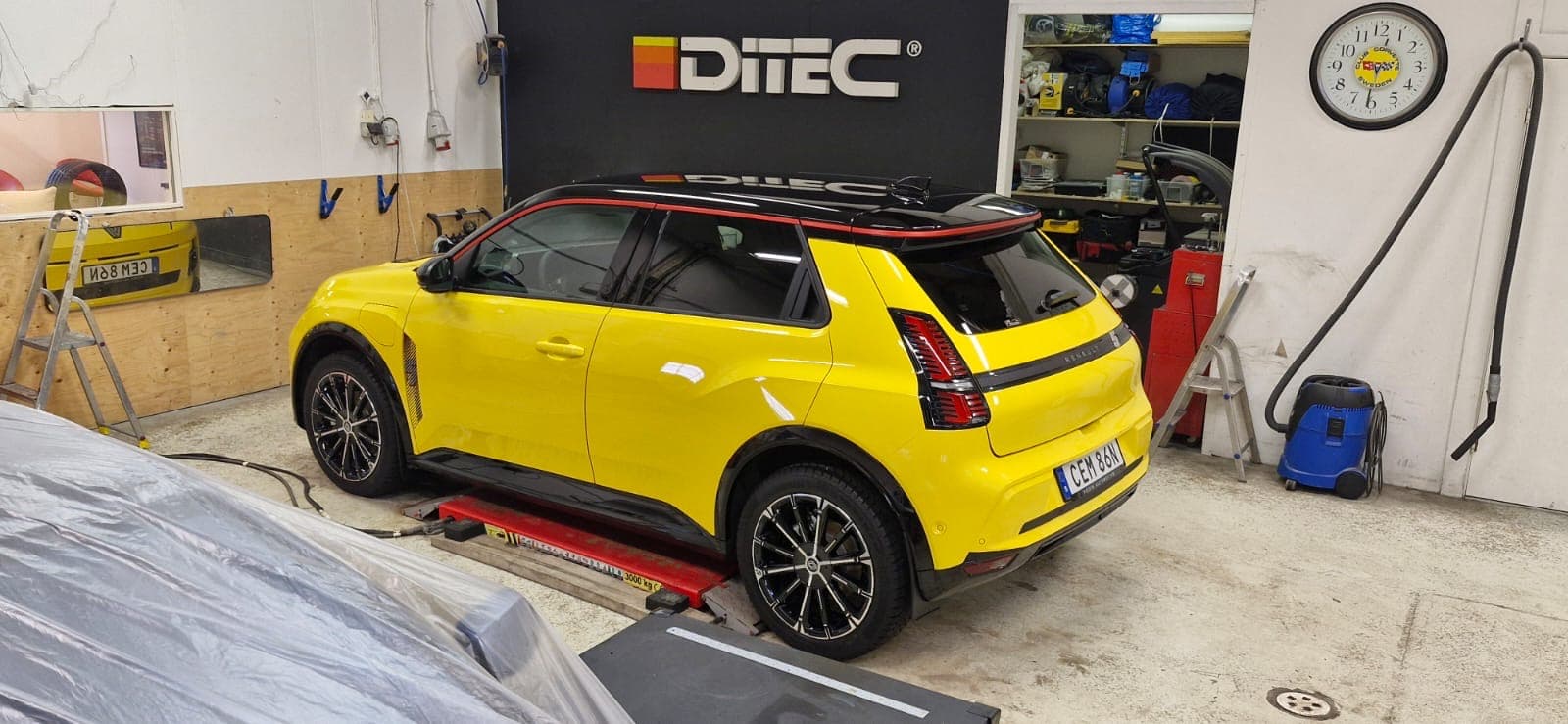 Gul bil under behandling hos Nice Car Ditec