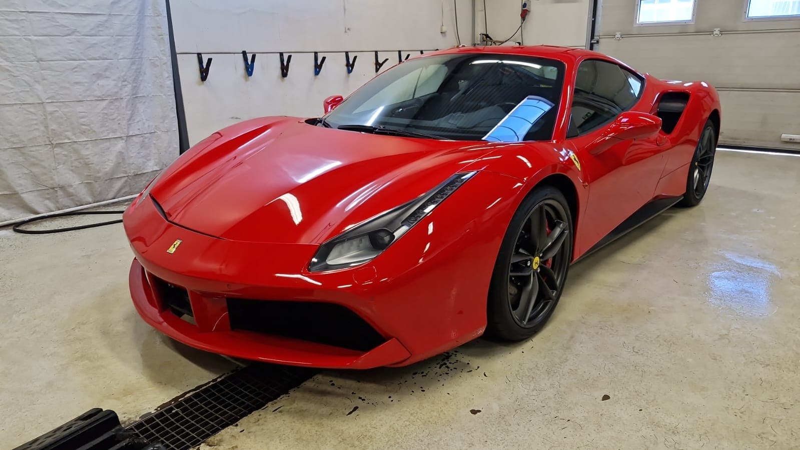 Röd Ferrari i Nice Car Ditecs verkstad