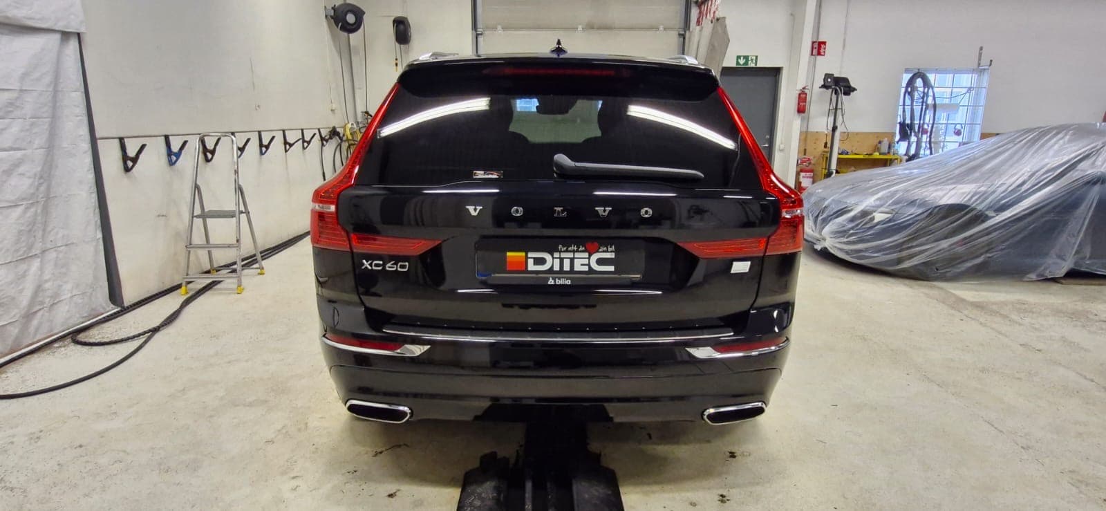 Svart Volvo under behandling hos Nice Car Ditec